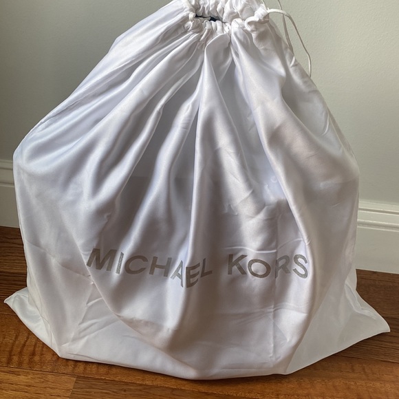 Michael Kors Voyager Small tote bag - Picture 9 of 10